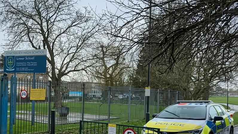 Met busca suspeito adolescente após esfaqueamento em escola no norte de Londres