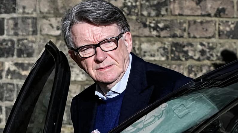 Queda de Mandelson é uma das mais rápidas da vida pública britânica