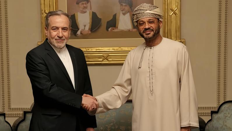 The Iranian foreign minister, Abbas Araghchi (left), with the Omani foreign minister, Sayyid Badr Hamad Al Busaidi, in Muscat, the capital of Oman, on Friday.