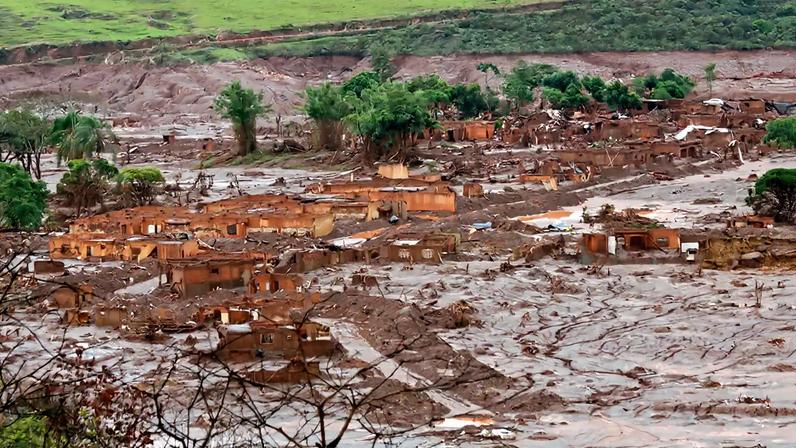 Fotografia do rompimento da barragem de rejeitos da mineradora Samarco, cujos donos são a Vale a anglo-australiana BHP, causou uma enxurrada de lama que inundou várias casas no distrito de Bento Rodrigues, em Mariana, na Região Central de Minas Gerais.