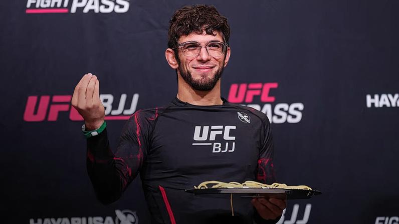 Mikey Musumeci enfenta Shay Montague na luta principal do UFC BJJ 5, nesta quinta-feira (12). (Foto por Jeff Bottari/Zuffa LLC)