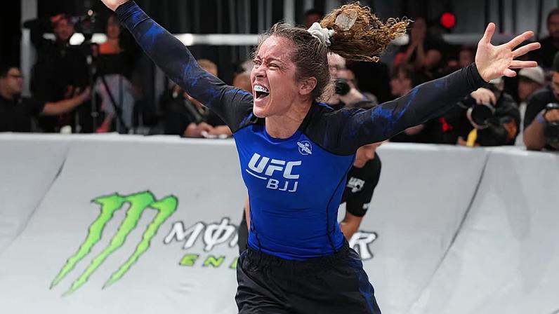 Aurelie Le Vern comemora a conquista do cinturão peso-pena do UFC BJJ após vencer Raquel Canuto no UFC BJJ 4, em dezembro de 2025. (Foto por Chris Unger/Zuffa LLC)