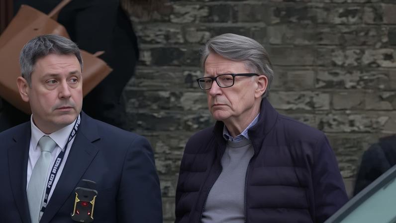 Peter Mandelson é preso sob suspeita de má conduta no cargo público