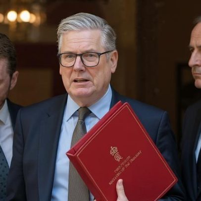 Deputado trabalhista pede saída de assessores em Downing Street após Mandelson