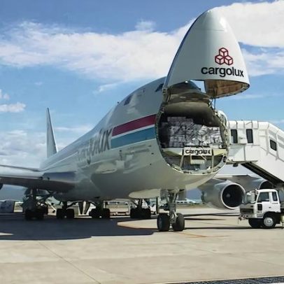 Ponte estaiada é transportada de avião do Brasil para Angola
