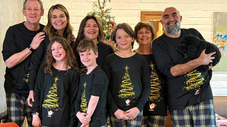 Mãe de Savannah Guthrie compartilha foto da família um mês antes do desaparecimento