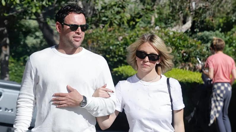 Sydney Sweeney and Scooter Braun sing their hearts out on romantic karaoke date