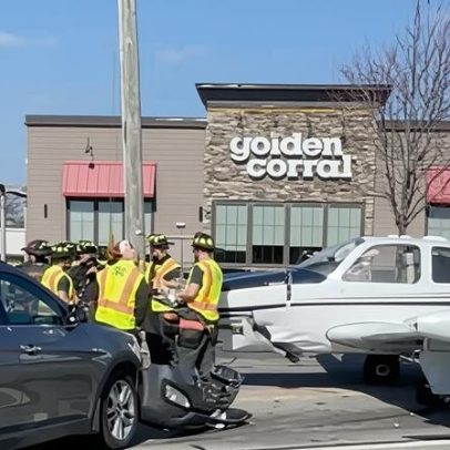 Avião pequeno pousa em rodovia da Geórgia no meio de centenas de veículos