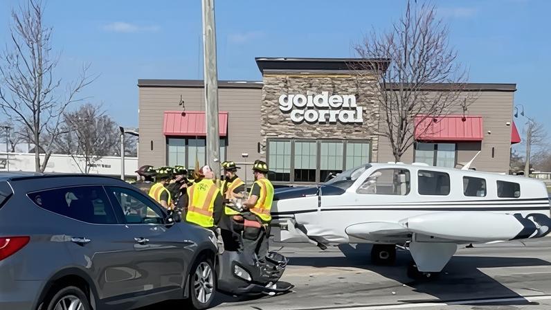 Avião pequeno pousa em rodovia da Geórgia no meio de centenas de veículos