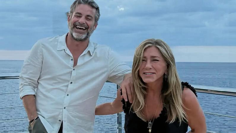Jennifer Aniston celebra 57 anos de forma discreta com namorado Jim Curtis