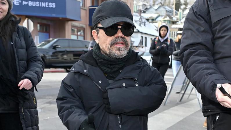 Peter Dinklage salva lendário colunista de degrau congelado
