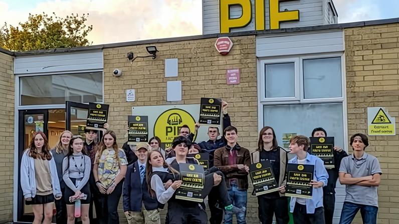 Esperança e alívio com a salvação do último centro juvenil da vila costeira