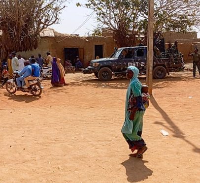 Assaltantes matam pelo menos 30 em aldeias do noroeste da Nigéria, dizem