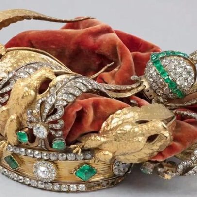 Ladrões do Louvre derrubam coroa; restauração custará R$ 245 mil