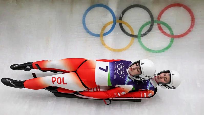 Fotografia de Nikola Domowicz e Dominika Piwkowska, da equipe polonesa, competem na segunda descida das duplas femininas no quinto dia dos Jogos Olímpicos de Inverno de Milão-Cortina 2026.