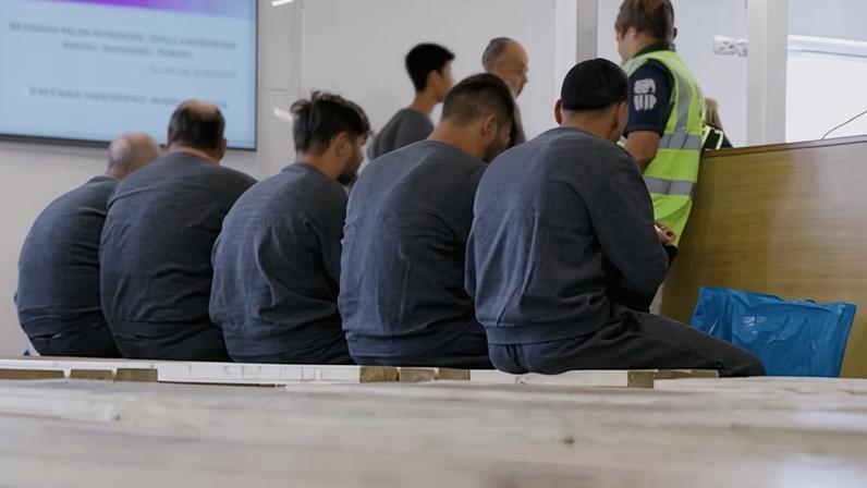 Grupos de direitos pedem fim de voos de deportação "um entra, um sai"