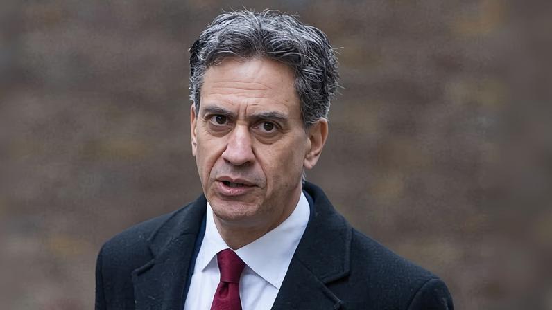 Miliband promete até £1 bilhão para energia verde comunitária