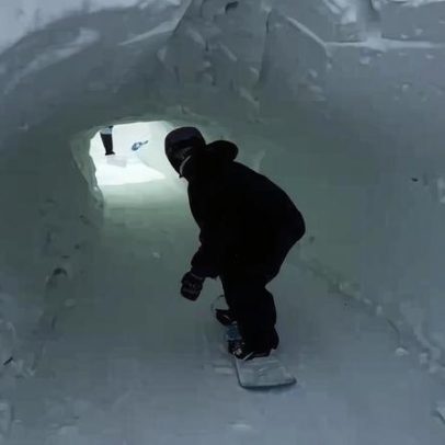 Gabriel Medina testa o snowboard em sede das Olimpíadas de Inverno