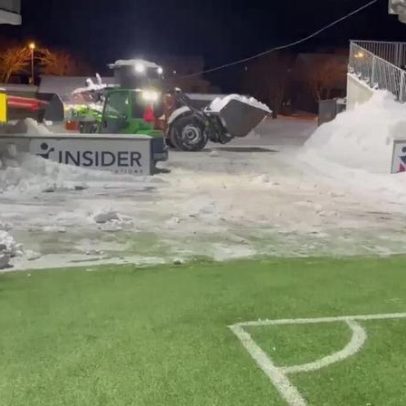 Bodo/Glimt limpa neve do campo com trator antes de receber Inter na Champions