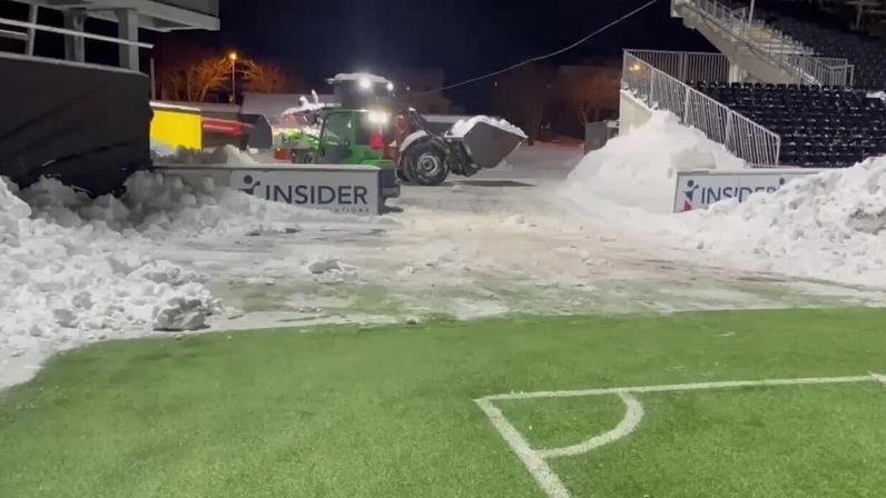 Bodo/Glimt limpa neve do campo com trator antes de receber Inter na Champions