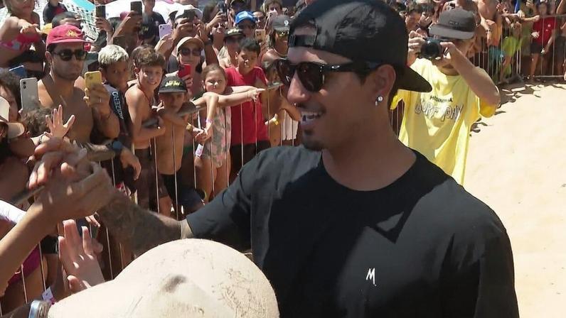 Gabriel Medina faz a festa da criançada na praia de Setiba
