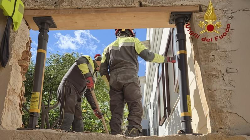 Bombeiros na Sicília resgatam 400 livros raros de biblioteca após deslizamento