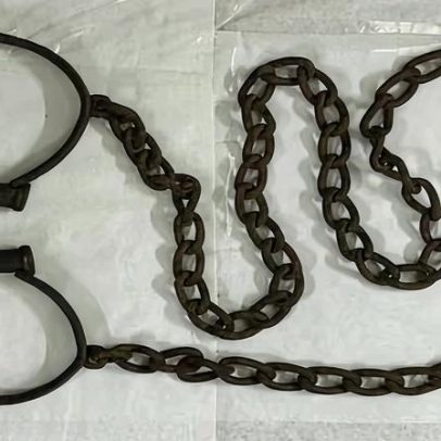 Leilão de algemas de pescoço é acusado de lucrar com a escravidão