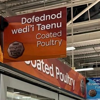 Tesco pede desculpas por placas bilíngues em galês na Cornualha