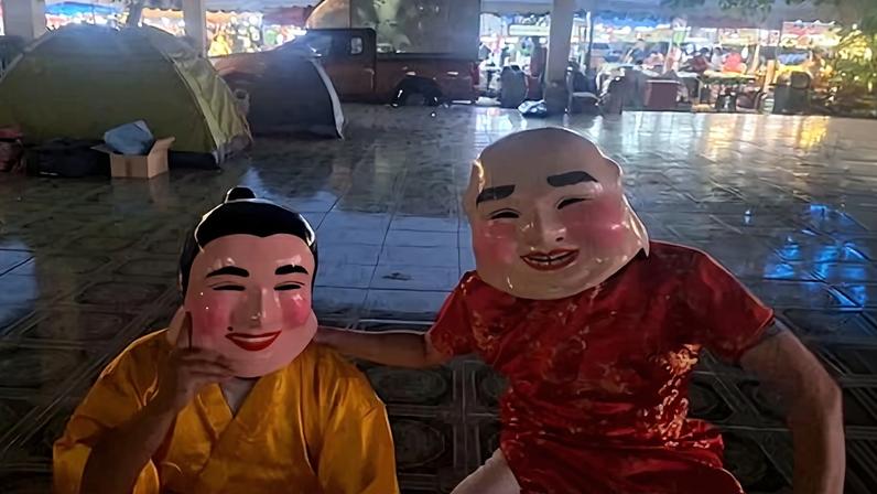 Polícia de Bangkok prende suspeitos em disfarces