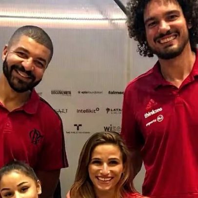 Flávia Saraiva e Jade Barbosa aparecem em foto com gigantes do basquete