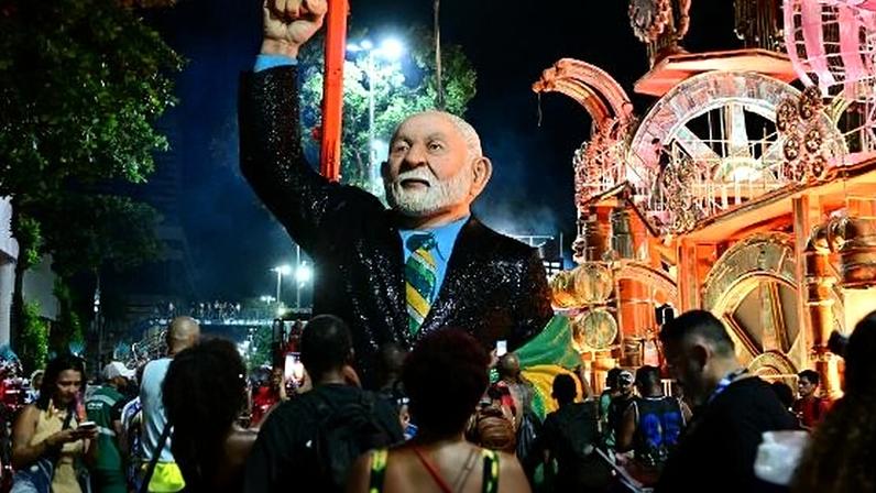 Carro alegórico da Acadêmicos de Niterói representa o presidente Lula na concentração dos desfiles
