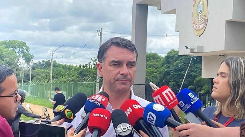 Flávio Bolsonaro visita o pai, Jair, então preso na Superintendência da PF em Brasília em 16 de dezembro passado