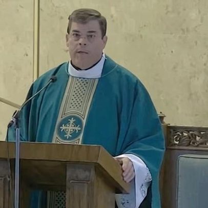 Mulher americana encerra caso de contravenção após acusação contra sacerdote