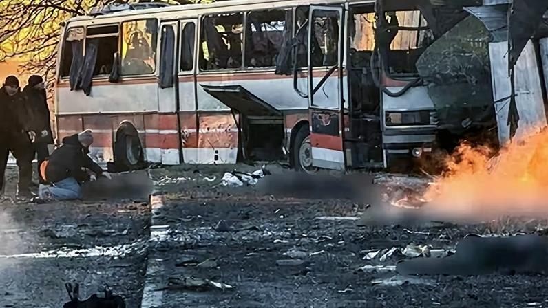 Drone russo ataca ônibus com trabalhadores de mina na Ucrânia e mata 12