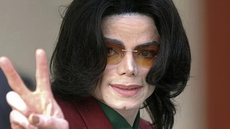 Michael Jackson arrives at the Santa Barbara county courthouse, in Santa Maria, California, on 17 March 2005.