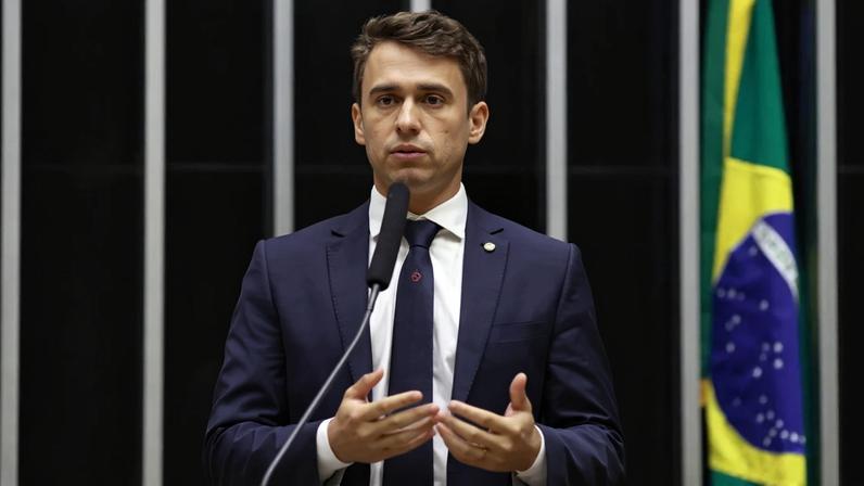Moraes autoriza visita de Nikolas Ferreira a Bolsonaro