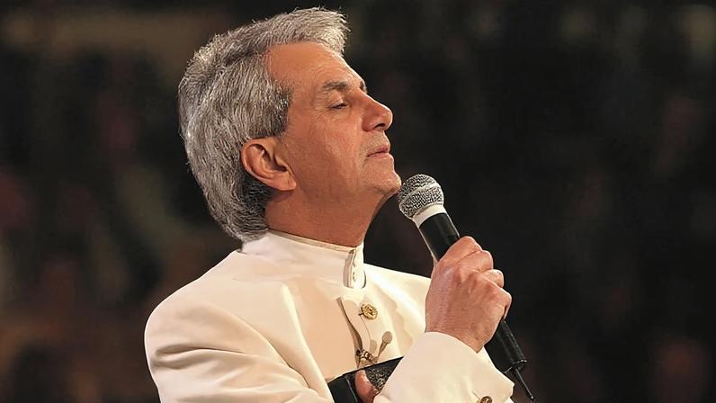 Benny Hinn discute transformações globais e profecias bíblicas em pronunciamento.