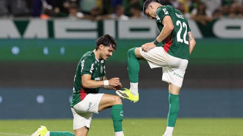 Jogadores do Palmeiras comemoram gol na vitória contra o Vitória no Brasileirão.