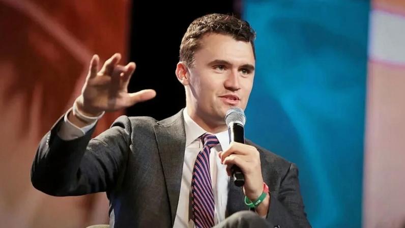 Tributo a Charlie Kirk no All-American Halftime Show da TPUSA.