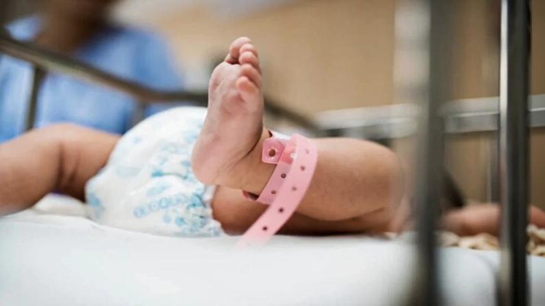 Análise do impacto da frequência religiosa na legalidade do aborto em diferentes estados.