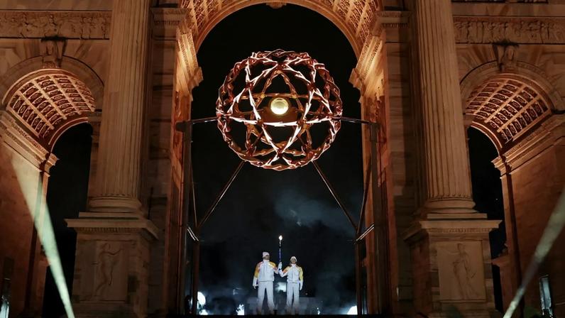 Imagens da cerimônia olímpica de abertura com símbolos associados ao ocultismo.