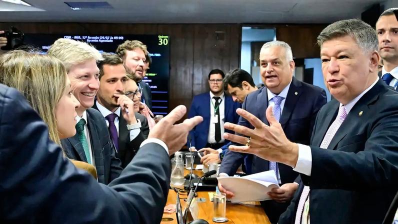 Comissão aprova quebra de sigilos de Fábio Luís Lula da Silva, filho do presidente.