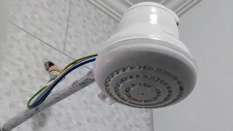 Quem inventou o chuveiro elétrico? Origem e pioneiros