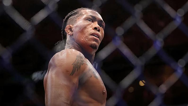 Vinicius Oliveira comemora no Octógono após a vitória sobre Kyler Phillips no UFC 318, em julho de 2025. (Jonathan Bachman/Getty Images)