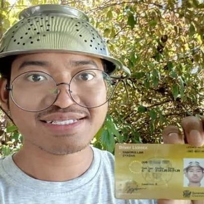 Pastafari com peneira na cabeça desafia regras em foto de licença de Queensland