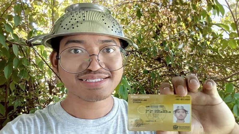 Pastafari com peneira na cabeça desafia regras em foto de licença de Queensland