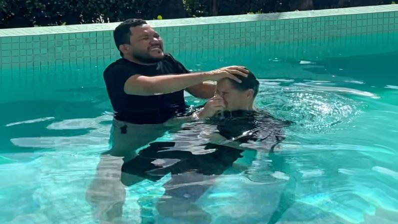 O batismo de Khellven Silva. (Foto: Reprodução/Instagram/Khellven Silva)