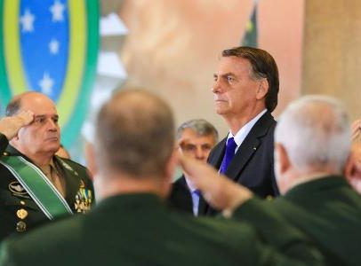 Perda de patentes de generais pode prevenir golpes futuros, diz Sakamoto