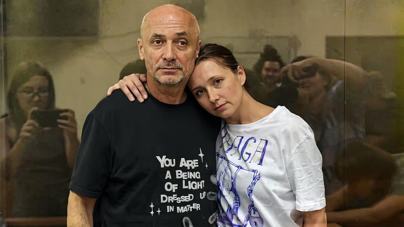 Artista russo preso por protesto anti-guerra em supermercado morre na prisão