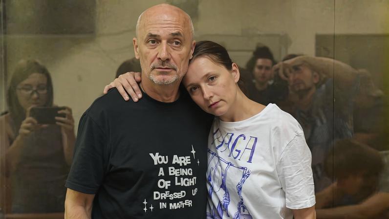 Artista russo preso por protesto anti-guerra em supermercado morre